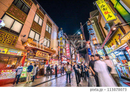 日本の横浜都市景観  4月。インバウンド復活…外国人観光客らで賑わう横浜中華街などを望む＝14日 113878073