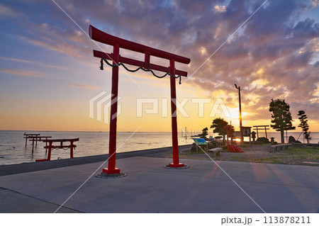 【大魚神社の海中鳥居と太良海中道路 (明け方)】 佐賀県藤津郡太良町多良 113878211
