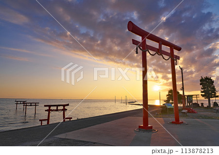 【大魚神社の海中鳥居と太良海中道路 (明け方)】 佐賀県藤津郡太良町多良 113878213