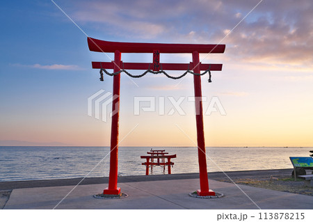 【大魚神社の海中鳥居 (明け方)】 佐賀県藤津郡太良町多良 113878215