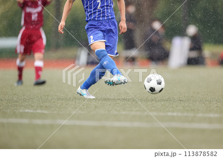 雨の日のサッカーの試合 113878582