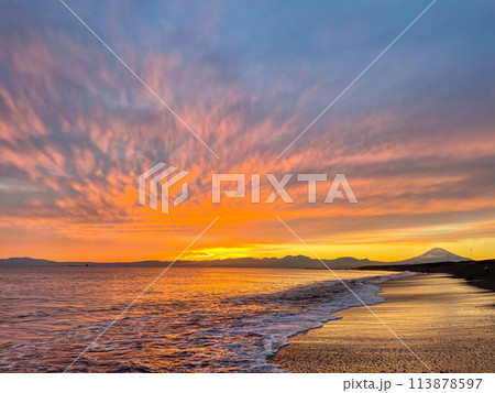 湘南茅ヶ崎の夕日が沈む美しい海と富士山 113878597