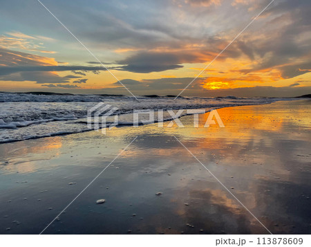 湘南茅ヶ崎の夕日が沈む美しい海 113878609