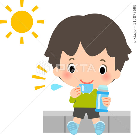 晴れた日に水筒の飲み物を飲む男の子 113878699