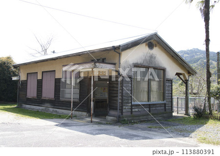 JR名松線のローカル駅、昭和10年建築の「伊勢竹原」 113880391