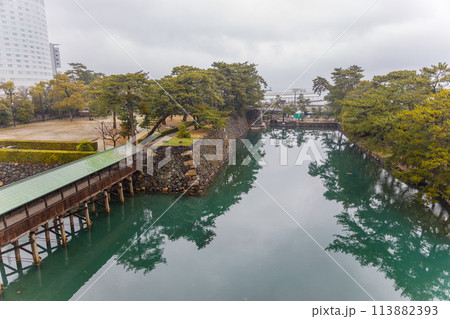 高松市の玉藻公園の中の雨に濡れた鞘橋の風景 高松市の玉藻公園の中の雨に濡れた鞘橋の風景 113882393