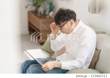 目頭を抑えている男性 目頭を抑えている男性 113882511