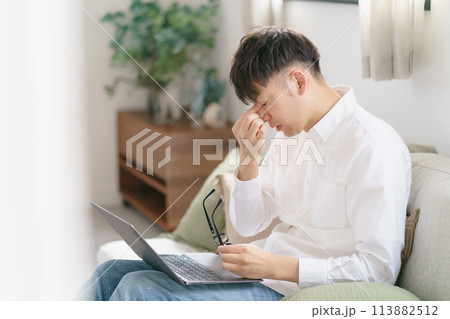目頭を抑えている男性 目頭を抑えている男性 113882512