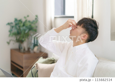 目頭を抑えている男性 113882514