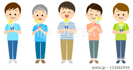 父の日の花をもらって喜ぶ男性セット 113882956