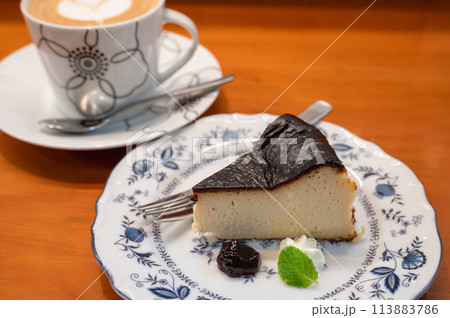 バスクチーズケーキとカフェラテ 113883786