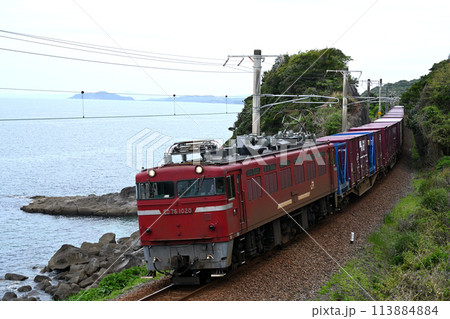 東シナ海を背に走る貨物列車 113884884