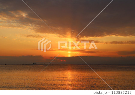 夕暮れ、海に日が沈む 113885213
