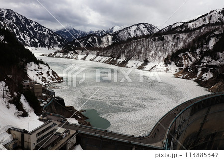 黒四ダムと氷雪の黒部湖 113885347