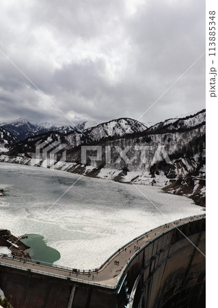 黒四ダムと氷雪の黒部湖（たて） 113885348