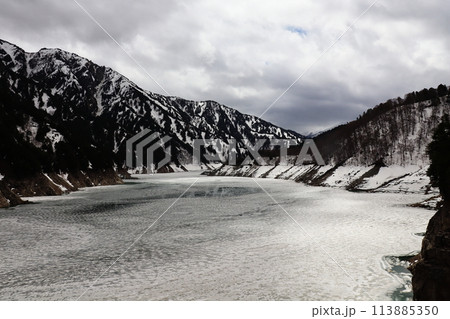 早春の氷雪の黒部湖 113885350