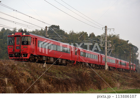 鹿児島本線を走るキハ185系特急ゆふ1号 113886107