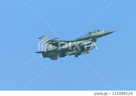 上昇するアメリカ空軍F-16ファイティングファルコン 上昇するアメリカ空軍F-16ファイティングファルコン 113886124