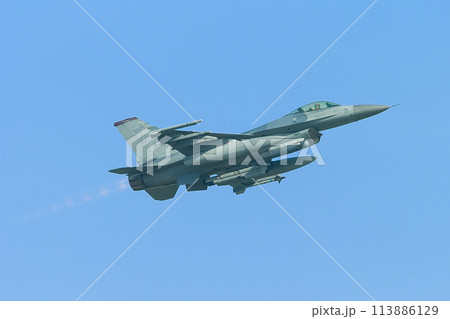 上昇するアメリカ空軍F-16ファイティングファルコン 113886129