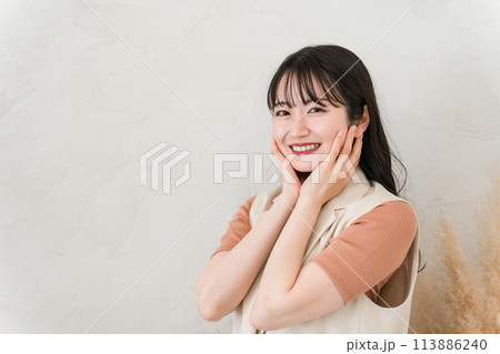 キープ力のあるファンデーションでメイクが崩れない・ベースメイクスキンケアする女性・ノーファンデ キープ力のあるファンデーションでメイクが崩れない・ベースメイクスキンケアする女性・ノーファンデ 113886240