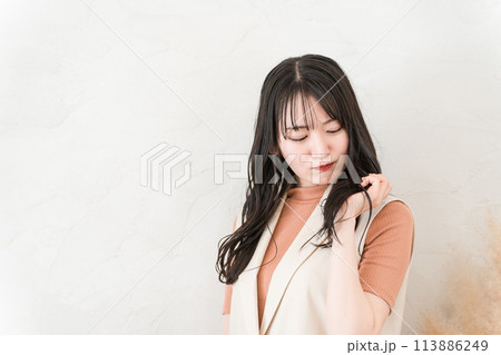 髪の毛に悩む女性（枝毛・切れ毛・パサつき・乾燥・ダメージヘア） 113886249