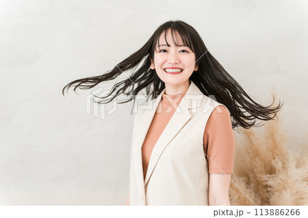 ヘアケアのイメージ・美容院・美容室・ヘアサロンに来た黒髪ロングヘアの女性 ヘアケアのイメージ・美容院・美容室・ヘアサロンに来た黒髪ロングヘアの女性 113886266