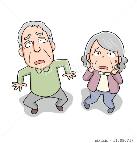 不安そうな老夫婦 不安そうな老夫婦 113886717