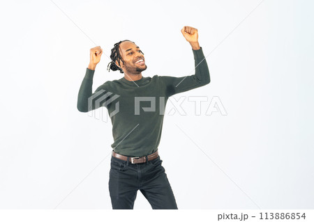 ダンスする黒人男性 113886854