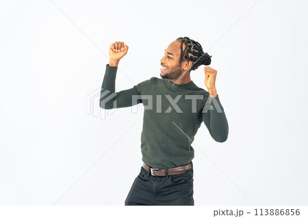 ダンスする黒人男性 113886856