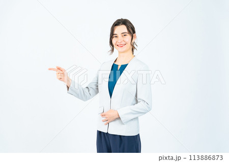 案内する白人女性 案内する白人女性 113886873