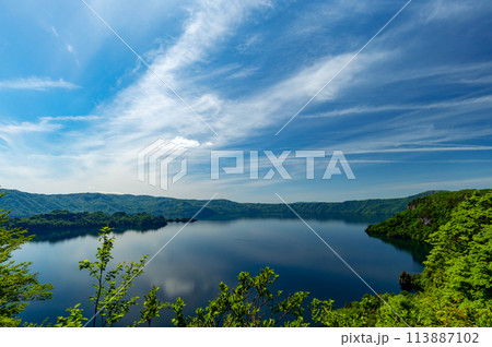 【青森県十和田湖】瞰湖台から眺める十和田湖は開放的な大パノラマ 113887102