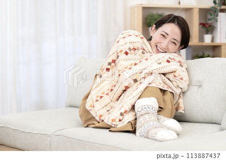 リビングでくつろぐ女性　温活　冷え性 113887437