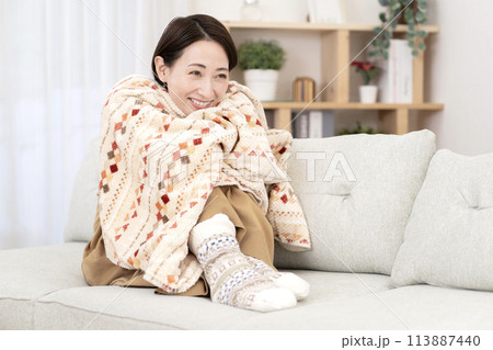 リビングでくつろぐ女性 温活 冷え性 リビングでくつろぐ女性 温活 冷え性 113887440