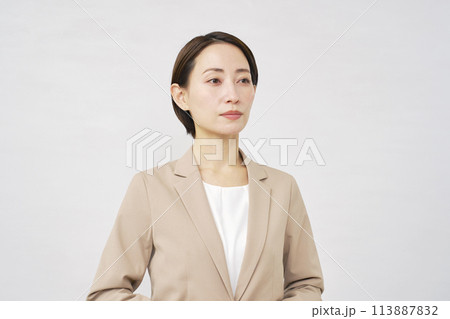 ミドルエイジのビジネスウーマンのポートレート　白背景 113887832