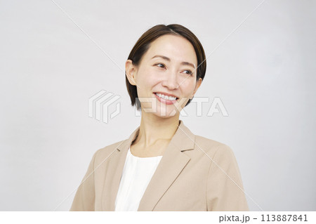 ミドルエイジのビジネスウーマンのポートレート　白背景 113887841