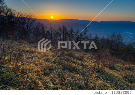 【日の出素材】甘利山から見る日の出【山梨県】 113888093
