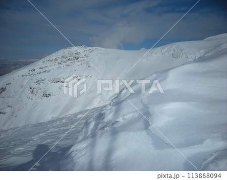冬の三段山から見た雪庇 冬の三段山から見た雪庇 113888094