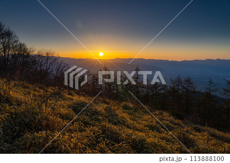 【日の出素材】甘利山から見る日の出【山梨県】 【日の出素材】甘利山から見る日の出【山梨県】 113888100