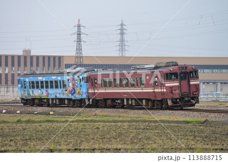 城端線を走るキハ40系普通列車2両 城端線を走るキハ40系普通列車2両 113888715