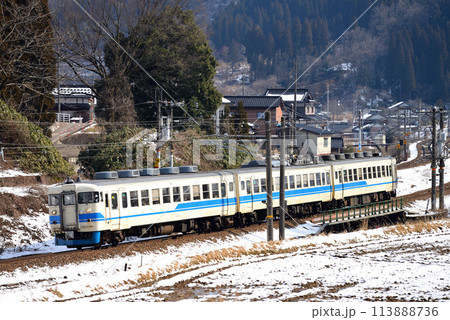 旧北陸本線を走る475系普通電車3両 旧北陸本線を走る475系普通電車3両 113888736