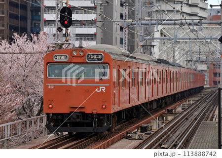 大阪環状線を走る103系内回り普通電車8両 113888742