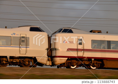 旧北陸本線を走る681系特急はくたか 旧北陸本線を走る681系特急はくたか 113888743