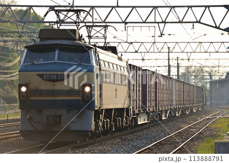 朝の東海道本線を走るEF6627コンテナ貨物列車 朝の東海道本線を走るEF6627コンテナ貨物列車 113888791