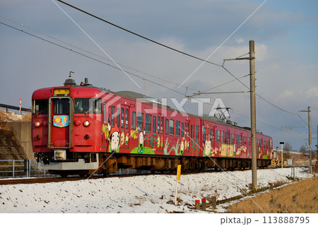七尾線を走る415系800番台普通電車3両 113888795