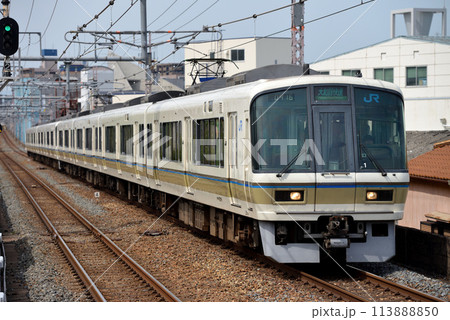 大阪環状線を走る221系トップナンバー編成の大和路快速 113888850