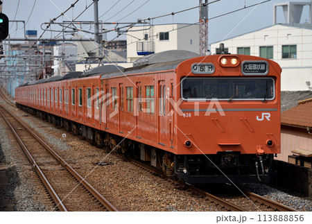 大阪環状線を走る103系外回り普通電車8両 大阪環状線を走る103系外回り普通電車8両 113888856