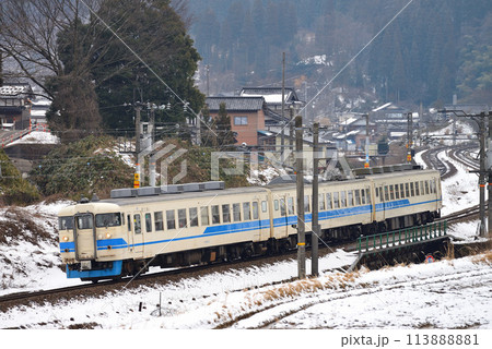 旧北陸本線を走る475系普通電車3両 113888881