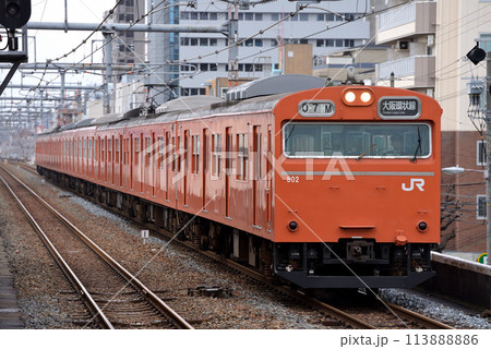 大阪環状線を走る103系内回り普通電車8両 113888886