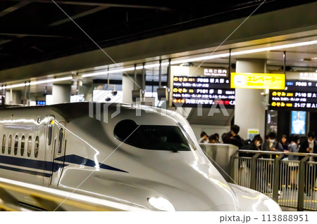 夜にもかかわらず乗客で混雑する品川駅の新幹線ホーム 113888951