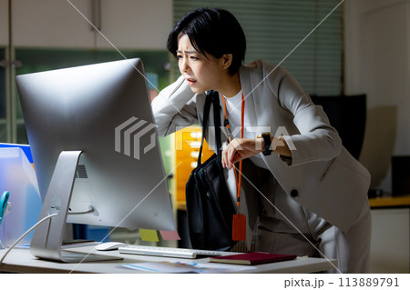 女性　残業　ビジネス 113889791